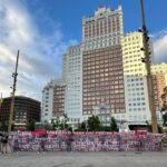 ¡Que vienen los cubanos! Detalles del recorrido por el centro de Madrid con la bandera de los presos políticos y la protesta delante de la sede nacional del PSOE.